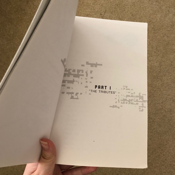 The Hunger Games by Suzanne Collins (bestseller) - Picture 2 of 4